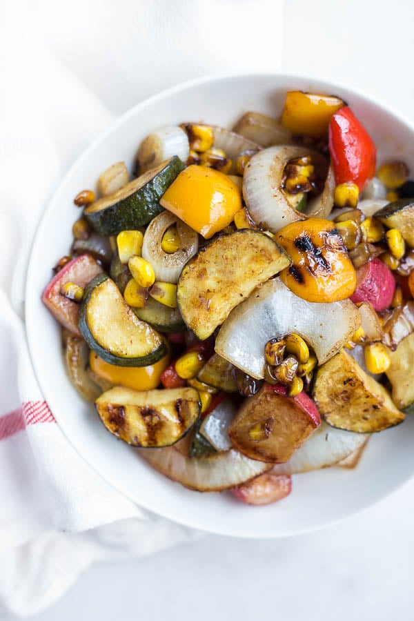 Balsamic Grilled Vegetables: a quick and easy way to enjoy summer veggies as a main or side! The marinade requires only 5 ingredients, and it's gluten free & vegan! || fooduzzi.com recipe