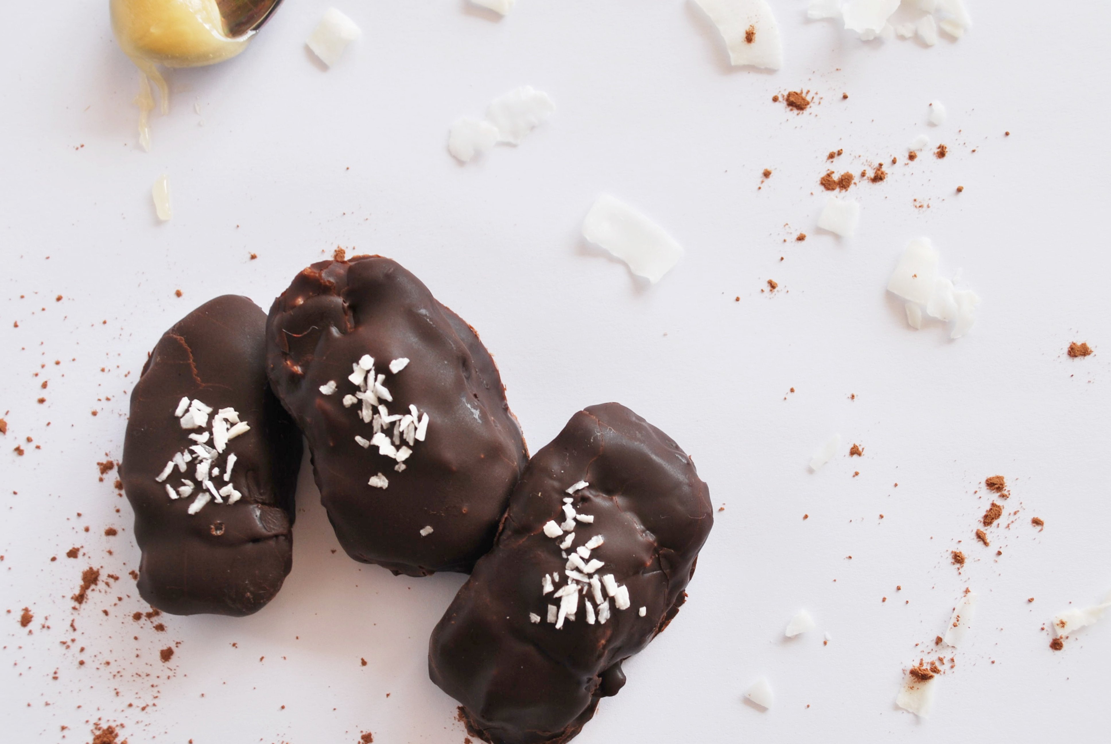 Whole Food Coconut Eggs: A healthier, gluten free, and paleo take on the classic Easter treat! || fooduzzi.com