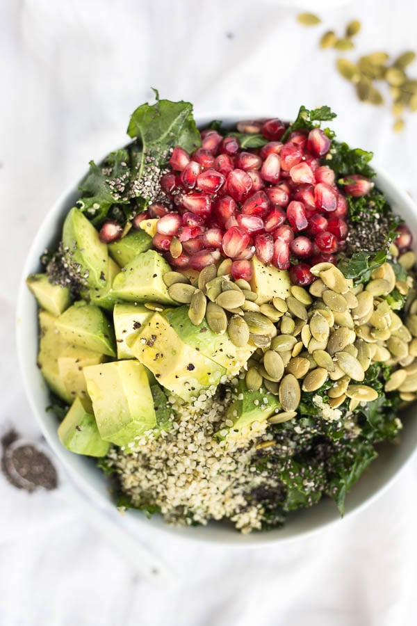 Feel Good Superfood Grain Bowl: a vegan and gluten free lunch or dinner that's packed with healthy ingredients like kale, hemp seeds, and chia seeds! || fooduzzi.com recipe