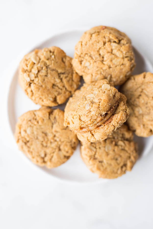 Gluten Free Vegan Do-Si-Dos: a healthy copycat of your favorite Girl Scout peanut butter sandwich cookie that's perfect for dessert or for a snack! And the dough is ridiculously addictive! || fooduzzi.com recipe