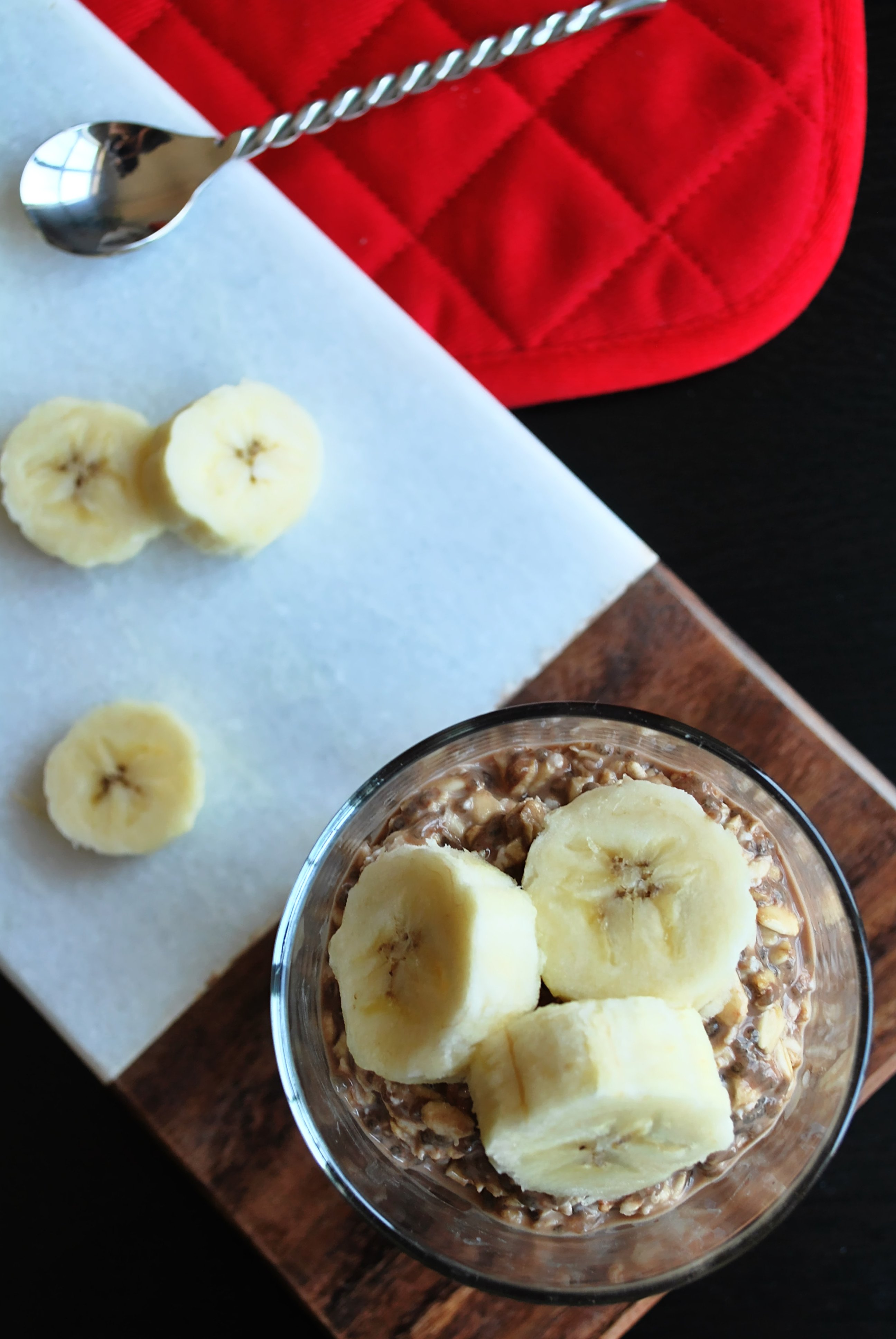 Banana Nutella Overnight Oatmeal: A gluten free and vegan breakfast fit for your busy on-the-go-mornings! || fooduzzi.com