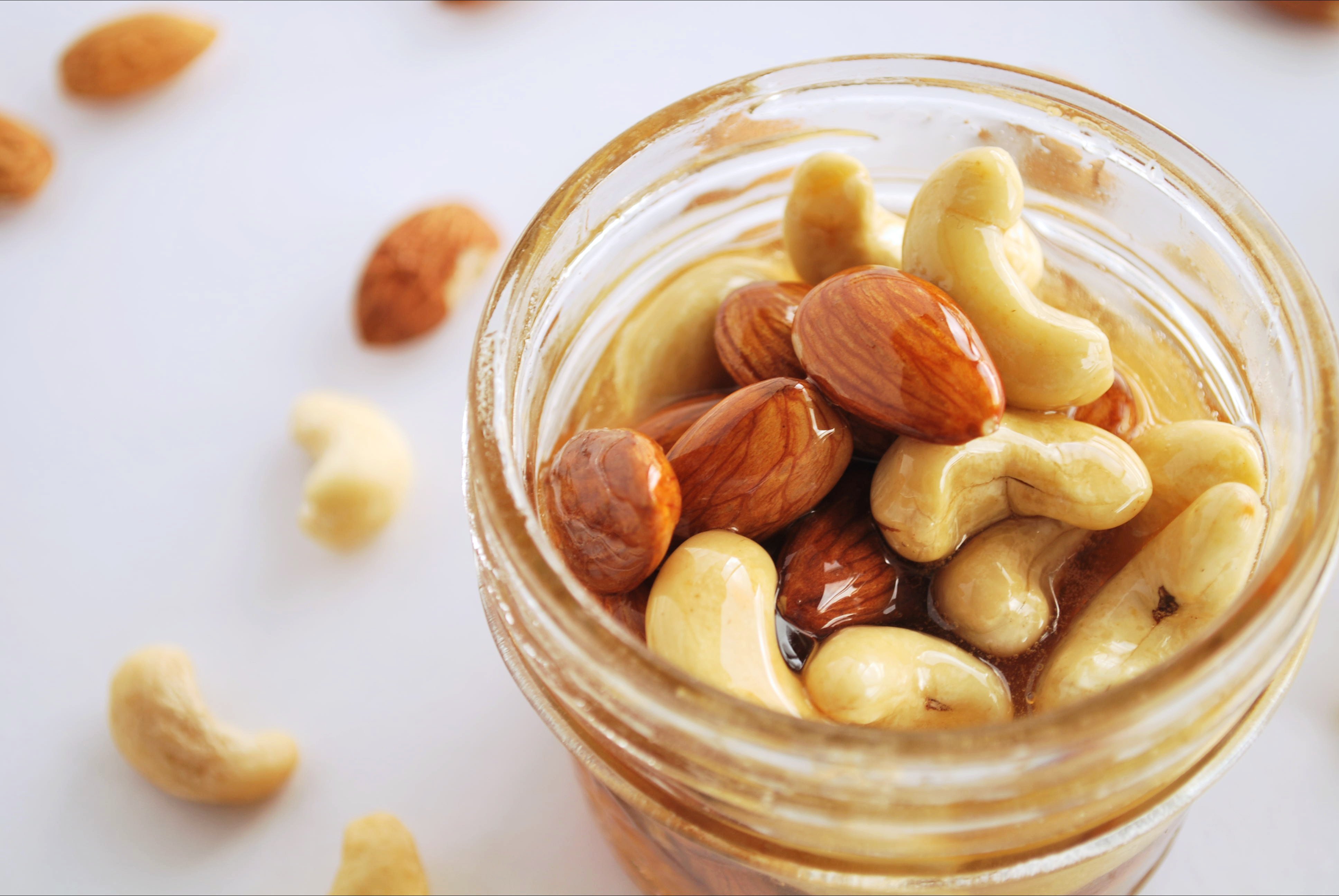 Nuts in Honey: A whole food, gluten free, and vegetarian gift with so many uses! Poured on ice cream, swirled through yogurt, or spread on pancakes, these Nuts in Honey are pure perfection! || fooduzzi.com