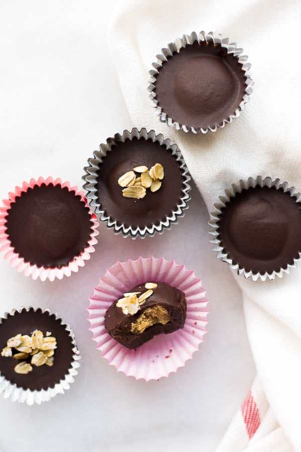 Oatmeal Cookie Dough Peanut Butter Cups: A healthy no-bake dessert that's a hybrid between cookie dough and peanut butter cups! It's vegan, gluten free, and refined sugar-free! || fooduzzi.com recipe