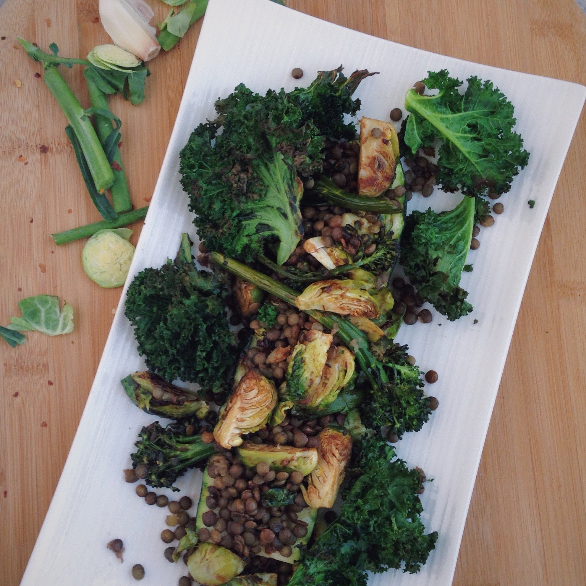 Green Machine Power Plate: a nutrient dense - vitamins, iron, antioxidants, and nearly 20 grams of protein -, vegan, and gluten free meal that will keep you focused and full this winter! Kale, brussels sprouts, broccolini, lentils, and zucchini star in this stellar dish. || fooduzzi.com