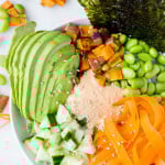 Sushi Burrito Bowls: all of your favorite flavors from sushi in an easy-to-make, 20-minute meal! It's gluten free, vegan, and packed with healthy ingredients! || fooduzzi.com recipe