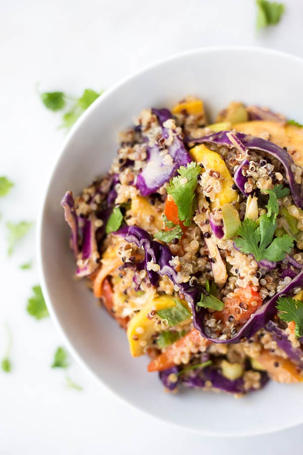 Thai Peanut Quinoa Rainbow Salad: packed with vegetables and topped with an addictive peanut sauce! Naturally gluten free, vegetarian, & vegan! || fooduzzi.com recipe