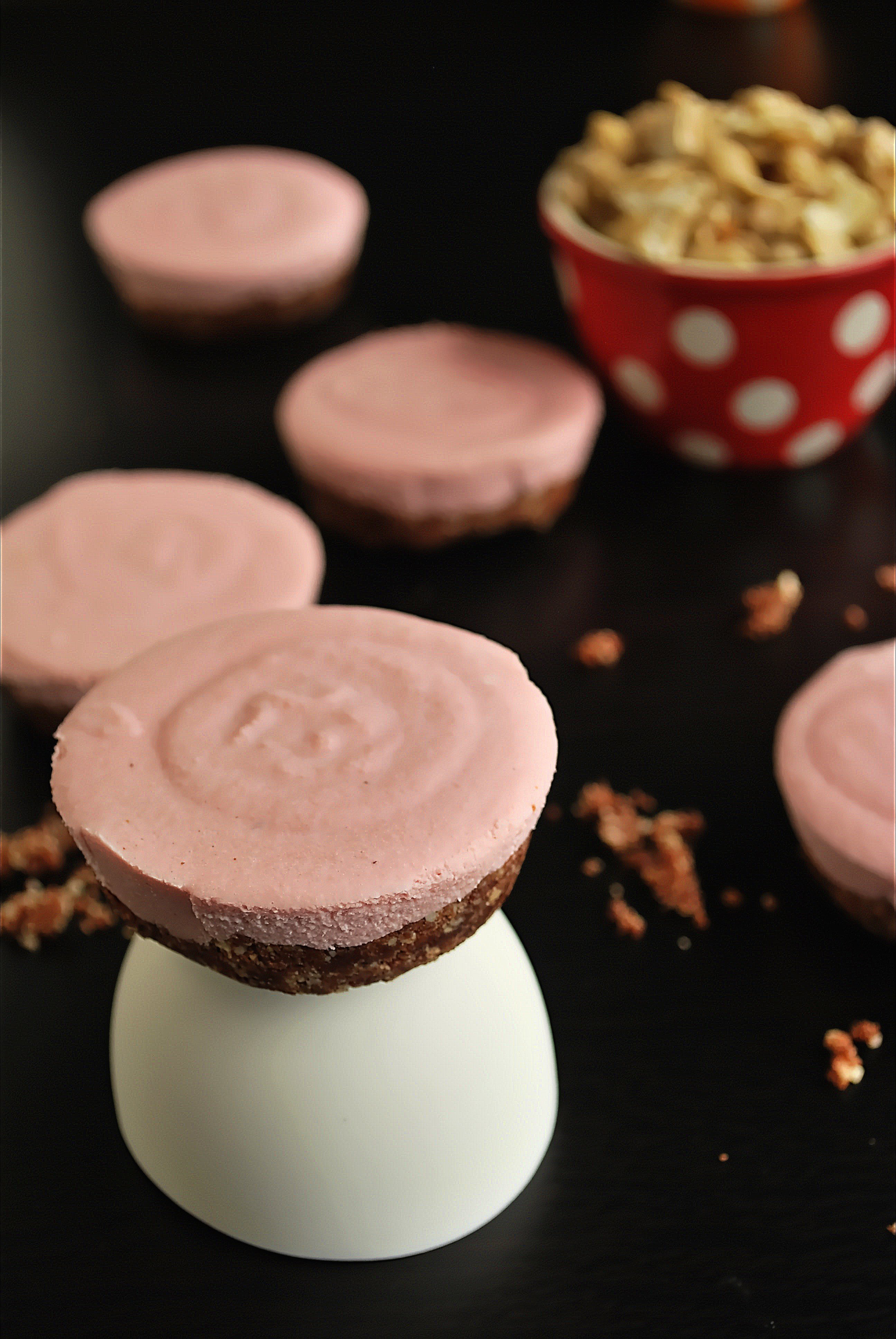 Vegan Red Velvet Cheesecakes: Ultra creamy and made with whole foods! These personal cheesecakes are gluten free and paleo, and they're 100% no-bake! || fooduzzi.com